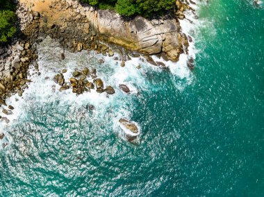 Kayalara çarpan inanılmaz dalgalar, yaz mevsiminde deniz manzaralı güzel deniz manzarası, doğa deniz dalgaları arka plan