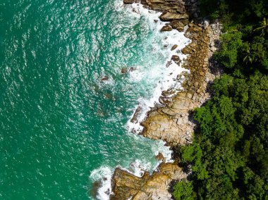 Kayalara çarpan inanılmaz dalgalar, yaz mevsiminde deniz manzaralı güzel deniz manzarası, doğa deniz dalgaları arka plan