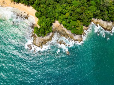 Kayalara çarpan inanılmaz dalgalar, yaz mevsiminde deniz manzaralı güzel deniz manzarası, doğa deniz dalgaları arka plan