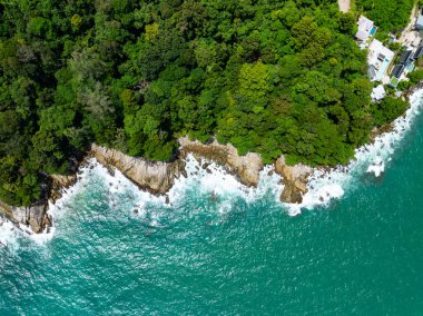 Kayalara çarpan inanılmaz dalgalar, yaz mevsiminde deniz manzaralı güzel deniz manzarası, doğa deniz dalgaları arka plan
