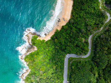 Kayalara çarpan inanılmaz dalgalar, yaz mevsiminde deniz manzaralı güzel deniz manzarası, doğa deniz dalgaları arka plan