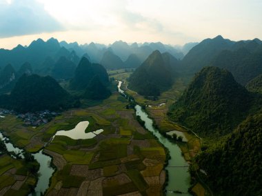 Manzara dağlarının insansız hava görüntüsü gündoğumunda ya da günbatımında Kuzey Vietnam 'ın kırsal kesiminin yüksek açılı görüntüsü.