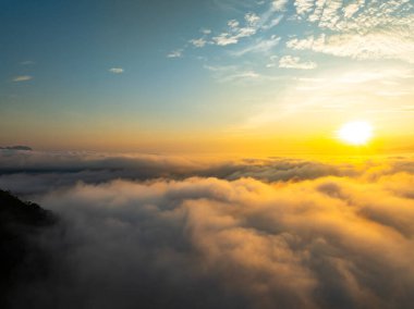 Manzara dağlarının insansız hava görüntüsü gündoğumunda ya da günbatımında Kuzey Vietnam 'ın kırsal kesiminin yüksek açılı görüntüsü.