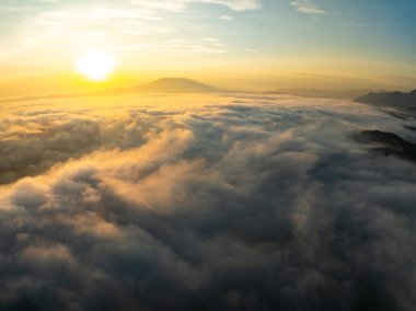 Manzara dağlarının insansız hava görüntüsü gündoğumunda ya da günbatımında Kuzey Vietnam 'ın kırsal kesiminin yüksek açılı görüntüsü.