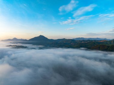 Manzara dağlarının insansız hava görüntüsü gündoğumunda ya da günbatımında Kuzey Vietnam 'ın kırsal kesiminin yüksek açılı görüntüsü.