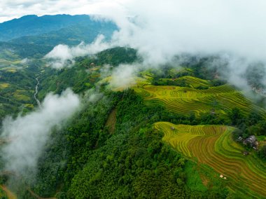 Manzara dağlarının insansız hava görüntüsü gündoğumunda ya da günbatımında Kuzey Vietnam 'ın kırsal kesiminin yüksek açılı görüntüsü.