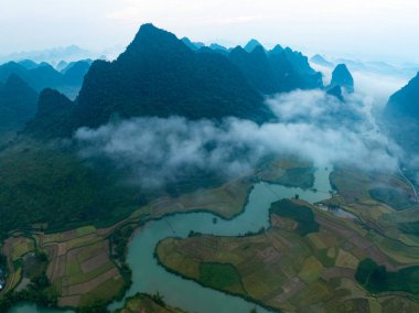 Manzara dağlarının insansız hava görüntüsü gündoğumunda ya da günbatımında Kuzey Vietnam 'ın kırsal kesiminin yüksek açılı görüntüsü.
