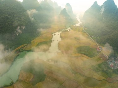 Manzara dağlarının insansız hava görüntüsü gündoğumunda ya da günbatımında Kuzey Vietnam 'ın kırsal kesiminin yüksek açılı görüntüsü.