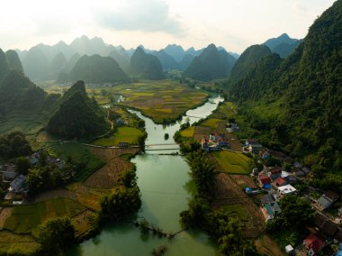 Manzara dağlarının insansız hava görüntüsü gündoğumunda ya da günbatımında Kuzey Vietnam 'ın kırsal kesiminin yüksek açılı görüntüsü.