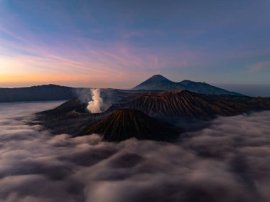 Bromo Volkanı 'ndaki hava manzaralı dağlar gündoğumunda gökyüzü, Bromo Tengger Semeru Ulusal Parkı' ndaki Penanjakan Güzel Dağları, Doğu Java, Endonezya.