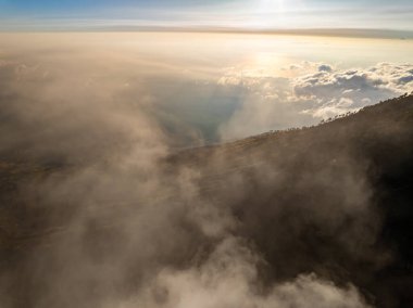 Gündoğumunda turkuaz sülfür gölü olan Kawah Ijen volkanı. Endonezya, Doğu Java 'da doğa manzarası. Doğal manzara arka planı