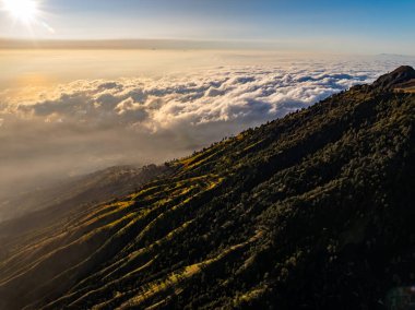 Gündoğumunda turkuaz sülfür gölü olan Kawah Ijen volkanı. Endonezya, Doğu Java 'da doğa manzarası. Doğal manzara arka planı