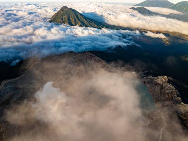 Gündoğumunda turkuaz sülfür gölü olan Kawah Ijen volkanı. Endonezya, Doğu Java 'da doğa manzarası. Doğal manzara arka planı