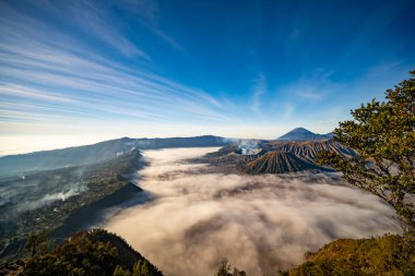 Güneşin doğuşu ya da batışı dağların tepelerinde sisle kaplı, hava manzaralı insansız hava aracı güzel renkli bir arka plan çekti.