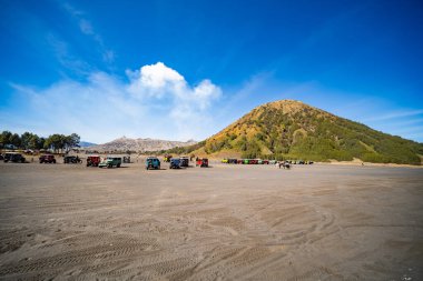 Java Endonezya 11 Eylül 2024: Bromo Dağı 'nda turist kirası olarak turist 4x4 kırmızı Jeep, Aktif Bromo Dağı Doğu Java, Endonezya' daki turistik merkezleri ziyaret etmektedir.