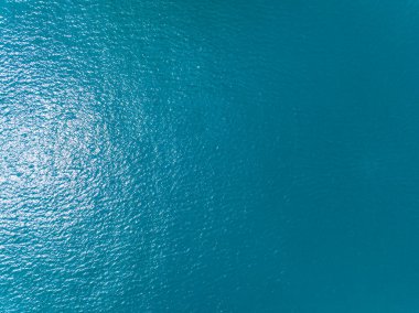 Yaz mevsimi deniz manzaralı güzel deniz yüzeyi, doğa sahili arka planı, yüksek açı dalgaları deniz manzaralı doğa manzarası.