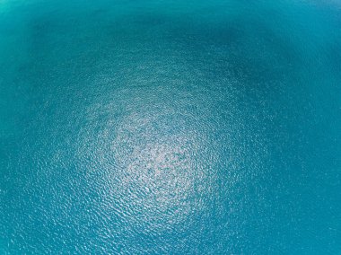 Yaz mevsimi deniz manzaralı güzel deniz yüzeyi, doğa sahili arka planı, yüksek açı dalgaları deniz manzaralı doğa manzarası.