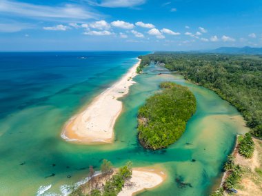 Güzel deniz sahili yaz manzarası Tayland 'da yüksek seyahat sezonu, doğada deniz güneşli arka plan, yüksek açılı deniz manzarası doğa manzarası