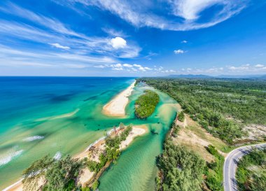 Güzel deniz sahili yaz manzarası Tayland 'da yüksek seyahat sezonu, doğada deniz güneşli arka plan, yüksek açılı deniz manzarası doğa manzarası