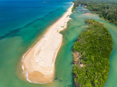 Güzel deniz sahili yaz manzarası Tayland 'da yüksek seyahat sezonu, doğada deniz güneşli arka plan, yüksek açılı deniz manzarası doğa manzarası