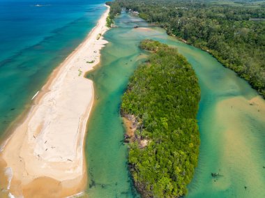 Güzel deniz sahili yaz manzarası Tayland 'da yüksek seyahat sezonu, doğada deniz güneşli arka plan, yüksek açılı deniz manzarası doğa manzarası
