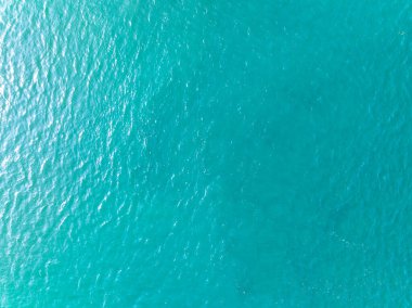 Yaz mevsimi deniz manzaralı güzel deniz yüzeyi, doğa sahili arka planı, yüksek açı dalgaları deniz manzaralı doğa manzarası.