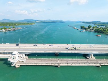 Sarasin Köprüsü karayolu taşımacılığı kavramının hava görüntüsü Phang Nga ve Phuket adası Tayland arasında köprü iş ve ulaşım alanında en önemli olanıdır.