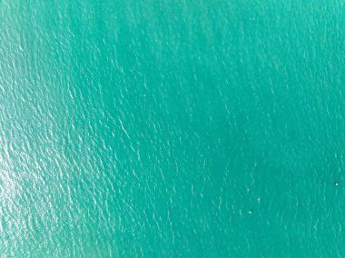 Yaz mevsimi deniz manzaralı güzel deniz yüzeyi, doğa sahili arka planı, yüksek açı dalgaları deniz manzaralı doğa manzarası.