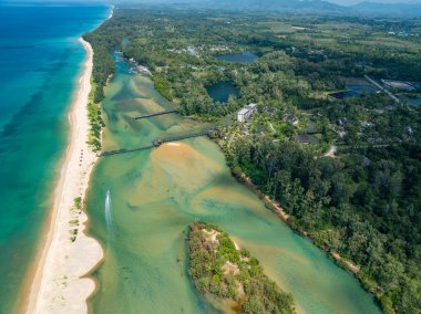 Güzel deniz sahili yaz manzarası Tayland 'da yüksek seyahat sezonu, doğada deniz güneşli arka plan, yüksek açılı deniz manzarası doğa manzarası
