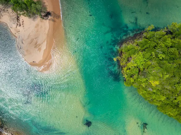 Güzel deniz sahili yaz manzarası Tayland 'da yüksek seyahat sezonu, doğada deniz güneşli arka plan, yüksek açılı deniz manzarası doğa manzarası