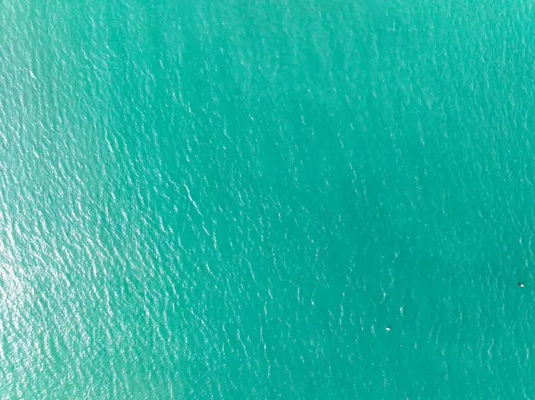 Yaz mevsimi deniz manzaralı güzel deniz yüzeyi, doğa sahili arka planı, yüksek açı dalgaları deniz manzaralı doğa manzarası.