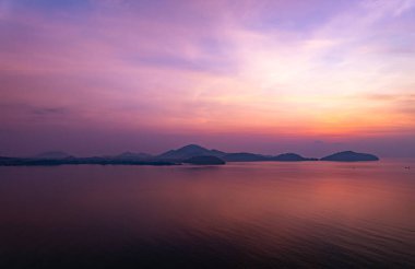 Görkemli günbatımı bulutları deniz manzarası üzerinde gökyüzü, doğanın inanılmaz renkli ışığı günbatımı veya gündoğumu gökyüzü arka planı