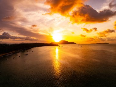 Görkemli günbatımı bulutları deniz manzarası üzerinde gökyüzü, doğanın inanılmaz renkli ışığı günbatımı veya gündoğumu gökyüzü arka planı