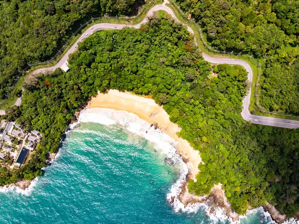 İnanılmaz manzara manzarası, dağlardaki deniz manzarası ve eğri yol, güzel Phuket adası Tayland 'daki Tropikal deniz manzarası, seyahat ve iş turu web sitesi konsepti