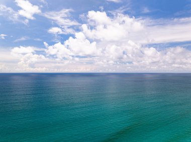 Mavi deniz yüzeyinin hava görüntüsü su dokusu arka plan ve güneş yansımaları Havadan uçan dron görüntüsü Phuket Adası Tayland 'daki güneşli tropikal okyanusta su yüzeyi dokusu dalgaları