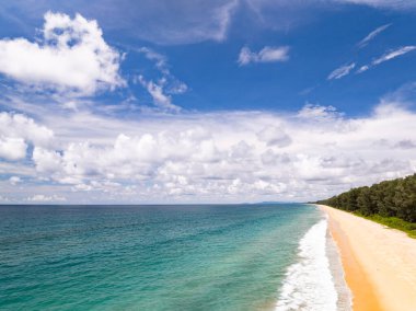 Yaz mevsiminde plaj Phuket Tayland 'da, konsept seyahat ve turne, boş sahil, andaman Denizi' nde ünlü bir turizm merkezidir.