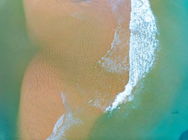 Yaz mevsimi deniz manzaralı inanılmaz deniz yüzeyi, doğa dalgaları deniz sahili arka planı, yüksek açı dalgaları deniz manzarası doğa manzarası, geniş açı drone görüntüsü Top view