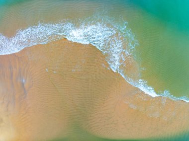 Yaz mevsimi deniz manzaralı inanılmaz deniz yüzeyi, doğa dalgaları deniz sahili arka planı, yüksek açı dalgaları deniz manzarası doğa manzarası, geniş açı drone görüntüsü Top view