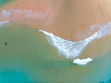 Yaz mevsimi deniz manzaralı inanılmaz deniz yüzeyi, doğa dalgaları deniz sahili arka planı, yüksek açı dalgaları deniz manzarası doğa manzarası, geniş açı drone görüntüsü Top view