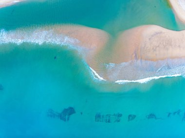 Yaz mevsimi deniz manzaralı inanılmaz deniz yüzeyi, doğa dalgaları deniz sahili arka planı, yüksek açı dalgaları deniz manzarası doğa manzarası, geniş açı drone görüntüsü Top view