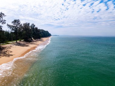 Yaz mevsimi arka planında inanılmaz deniz yüzeyi, doğa dalgaları deniz sahili arka planı, yüksek açı dalgaları deniz manzarası doğa manzarası, geniş açı drone çekimi, en iyi kumsal manzarası.