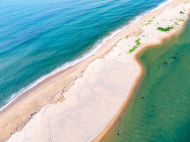 Yaz mevsimi arka planında inanılmaz deniz yüzeyi, doğa dalgaları deniz sahili arka planı, yüksek açı dalgaları deniz manzarası doğa manzarası, geniş açı drone çekimi, en iyi kumsal manzarası.