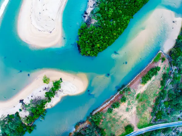 Yaz mevsimi deniz manzaralı inanılmaz deniz yüzeyi, doğa dalgaları deniz sahili arka planı, yüksek açı dalgaları deniz manzarası doğa manzarası, geniş açı drone görüntüsü Top view