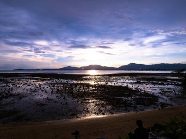 Hava manzaralı günbatımı gökyüzü, Doğa güzel Işık Batımı ya da deniz üzerinde gün doğumu, Renkli gökyüzü İnanılmaz bulutlar ve günbatımı gökyüzünde dalgalar mor bulutlu arka plan