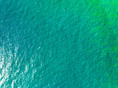 Deniz yüzeyi hava manzarası, kuş bakışı fotoğraf küçük dalgalar dokusu su yüzeyi turkuvaz deniz arka planı, güzel deniz doğası, inanılmaz manzara dalgaları arka plan