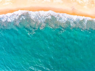 Yaz mevsimi arka planında inanılmaz deniz yüzeyi, doğa dalgaları deniz sahili arka planı