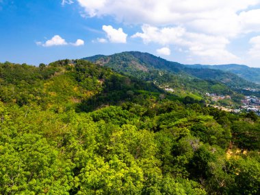 Hava manzaralı Tropikal yağmur ormanları dağları, tepedeki yeşil orman arka planı