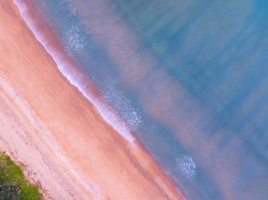 Muhteşem Top Manzarası pembe kumlu plaj manzarası yaz dalgaları kumlu deniz manzarası arka planına çarpıyor, yüksek açılı okyanus manzaralı doğa sahili arka planı