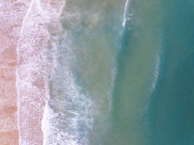 Muhteşem Top Manzarası pembe kumlu plaj manzarası yaz dalgaları kumlu deniz manzarası arka planına çarpıyor, yüksek açılı okyanus manzaralı doğa sahili arka planı