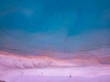 Muhteşem Top Manzarası pembe kumlu plaj manzarası yaz dalgaları kumlu deniz manzarası arka planına çarpıyor, yüksek açılı okyanus manzaralı doğa sahili arka planı